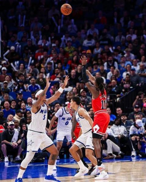 拼尽全力！伯顿23中14空砍全场最高36分外加10板三分10中5