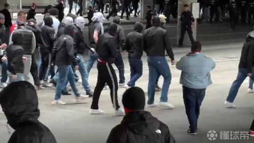 拜仁球迷和斯图加特球迷赛前发生大规模冲突，约100名闹事者被捕